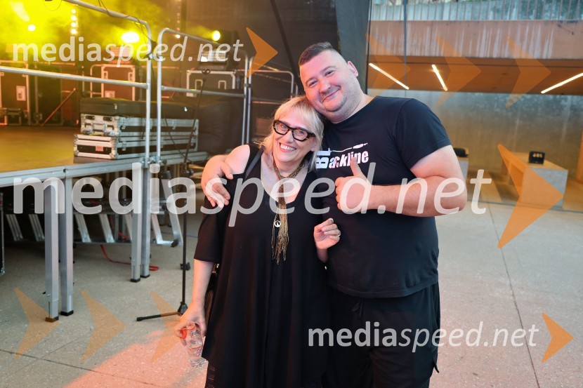  Nina Sever,  glasbena menedžerka;  ... Gibonni odprl 17. mednarodni festival Arsana na Ptuju