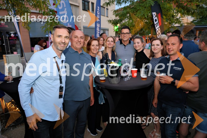  Mladen Delin, direktor festivala Arsana;  Miran Snečar, bivši župan MO Ptuj;  ... ;  ... ;  ... ;  ... ;  ... Gibonni odprl 17. mednarodni festival Arsana na Ptuju