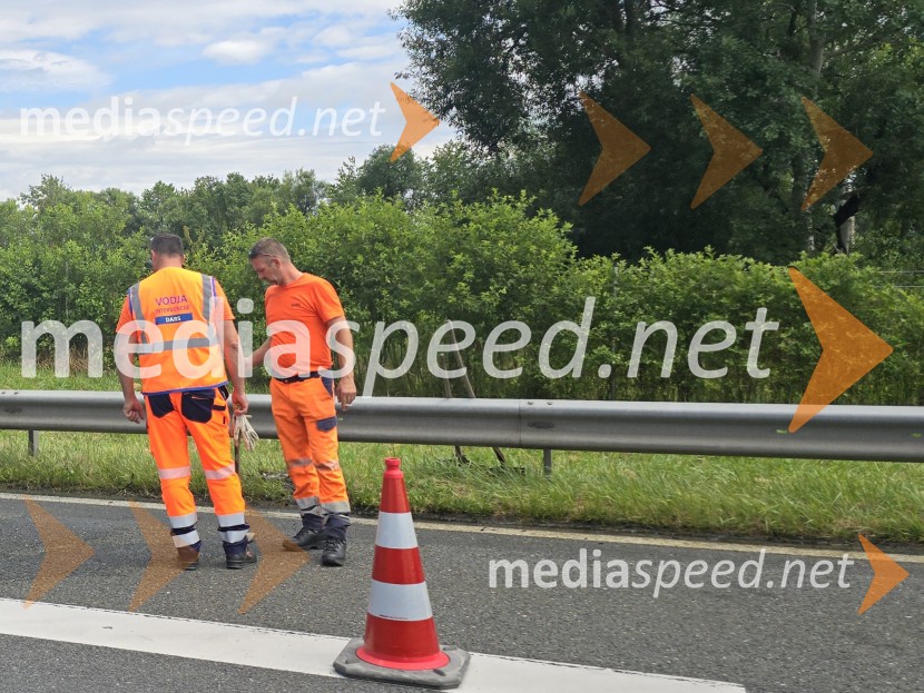 Goreči avtomobil na štajerski avtocesti, prometna nesreča