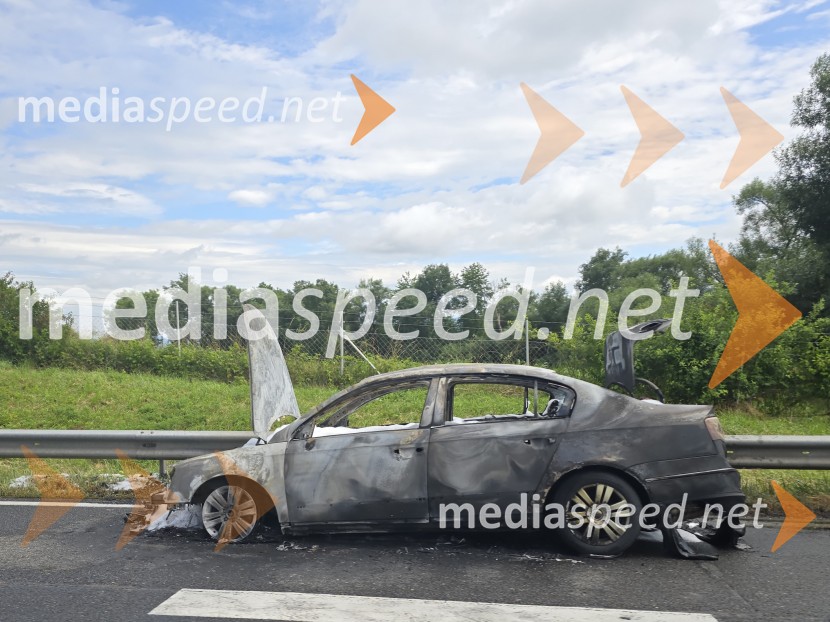 Goreči avtomobil na štajerski avtocesti, prometna nesreča