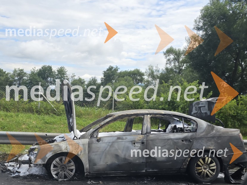 Goreči avtomobil na štajerski avtocesti, prometna nesreča