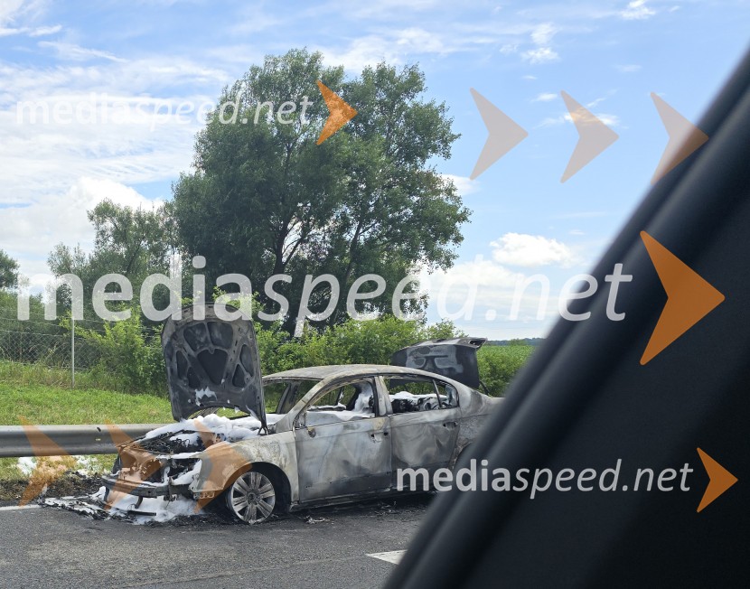 Goreči avtomobil na štajerski avtocesti, prometna nesreča