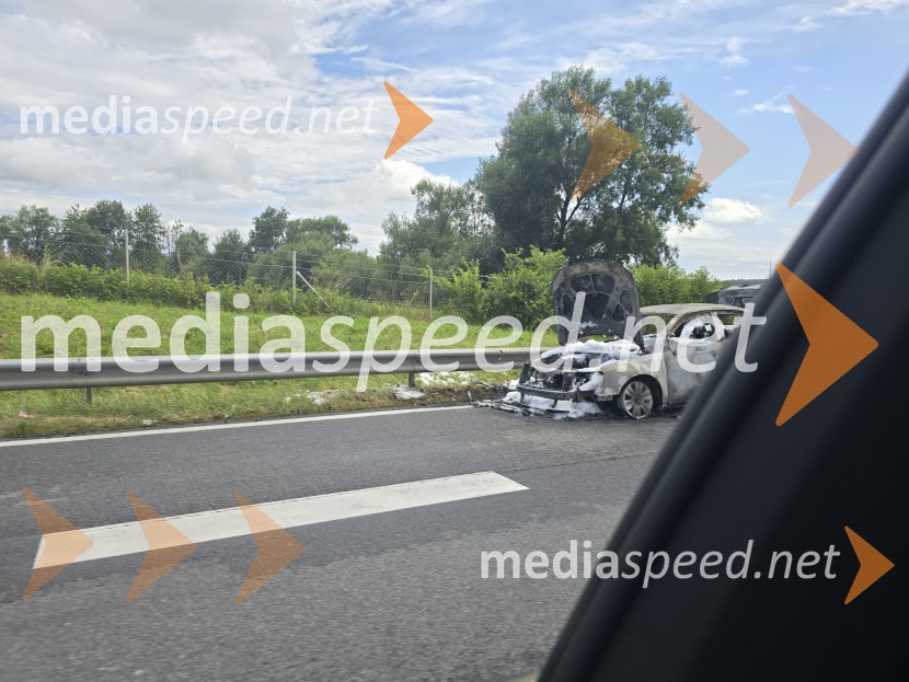 Goreči avtomobil na štajerski avtocesti, prometna nesreča