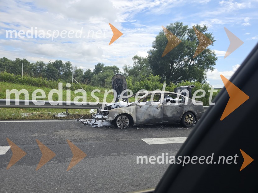 Goreči avtomobil na štajerski avtocesti, prometna nesreča