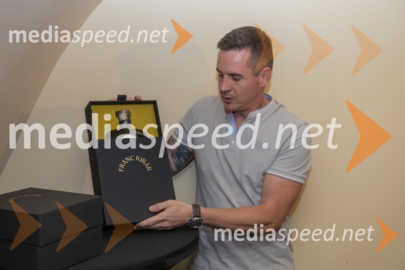  Bojan Lunežnik, avtor prrojekta Medeno žganje, mojster destilacijePrvo medeno žganje na svetu iz pol stoletja starega medu predstavili v Mariboru