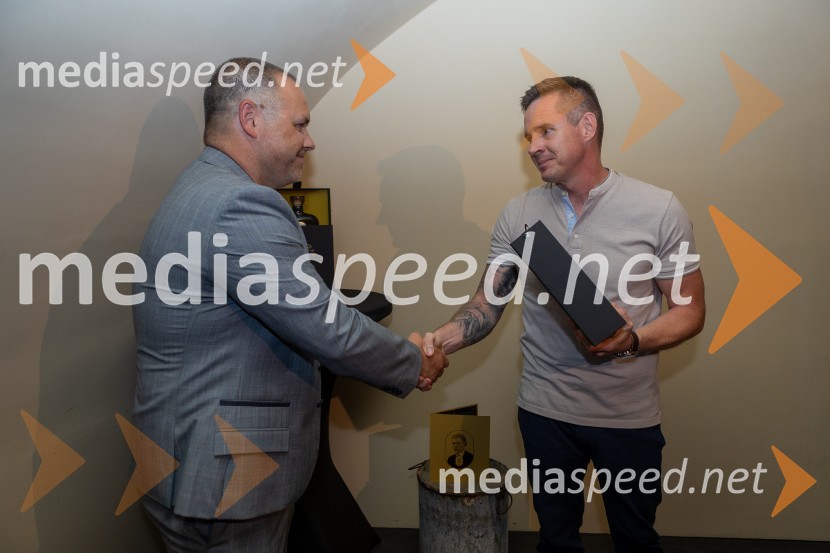  Jure Struc, direktor, Zavod za turizem Maribor;  Bojan Lunežnik, avtor prrojekta Medeno žganje, mojster destilacijePrvo medeno žganje na svetu iz pol stoletja starega medu predstavili v Mariboru