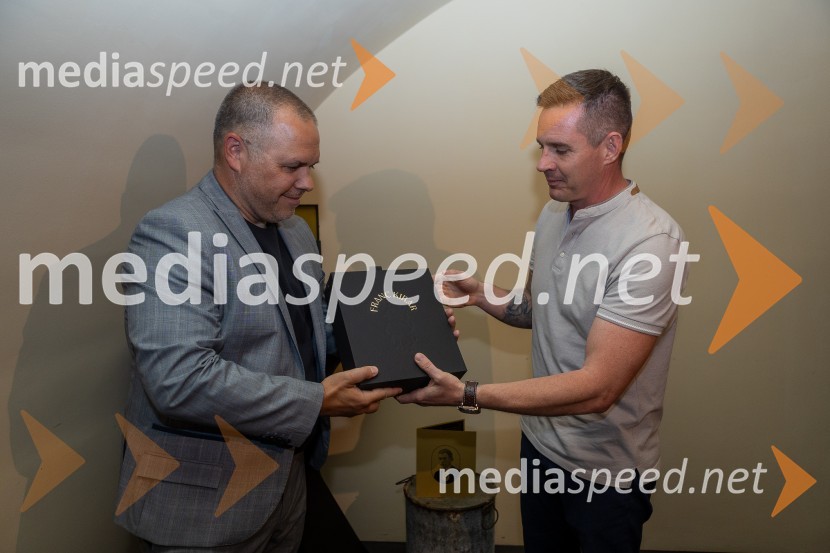  Jure Struc, direktor, Zavod za turizem Maribor;  Bojan Lunežnik, avtor prrojekta Medeno žganje, mojster destilacijePrvo medeno žganje na svetu iz pol stoletja starega medu predstavili v Mariboru