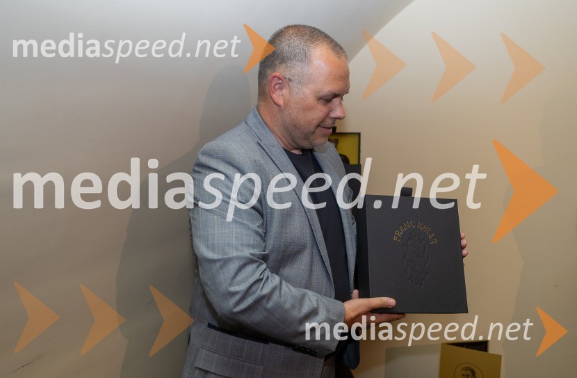  Jure Struc, direktor, Zavod za turizem MariborPrvo medeno žganje na svetu iz pol stoletja starega medu predstavili v Mariboru