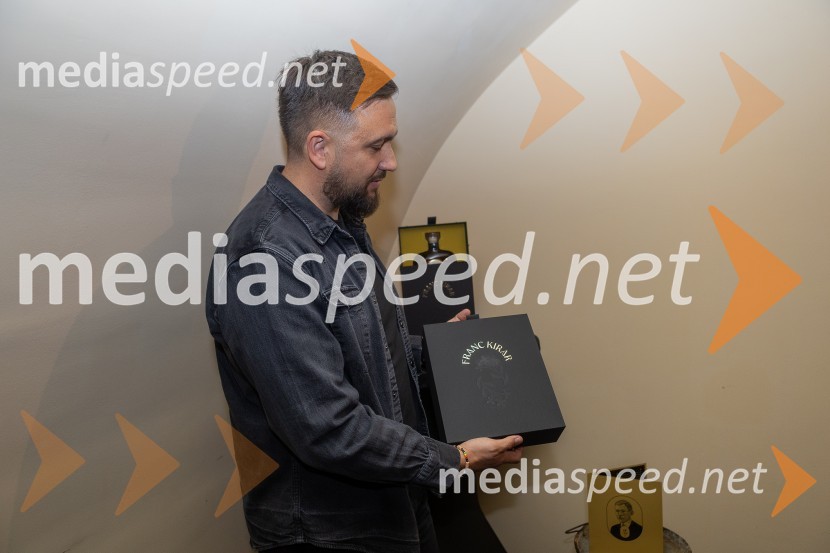  Goran Radinović, oblikovalec znamke in kreativni direktor agencije AritmijaPrvo medeno žganje na svetu iz pol stoletja starega medu predstavili v Mariboru