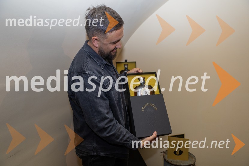  Goran Radinović, oblikovalec znamke in kreativni direktor agencije AritmijaPrvo medeno žganje na svetu iz pol stoletja starega medu predstavili v Mariboru