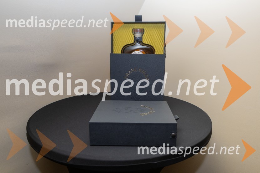 Prvo medeno žganje na svetu iz pol stoletja starega medu predstavili v Mariboru