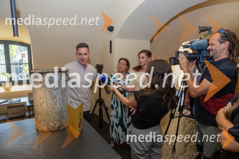  Bojan Lunežnik, avtor prrojekta Medeno žganje, mojster destilacijePrvo medeno žganje na svetu iz pol stoletja starega medu predstavili v Mariboru