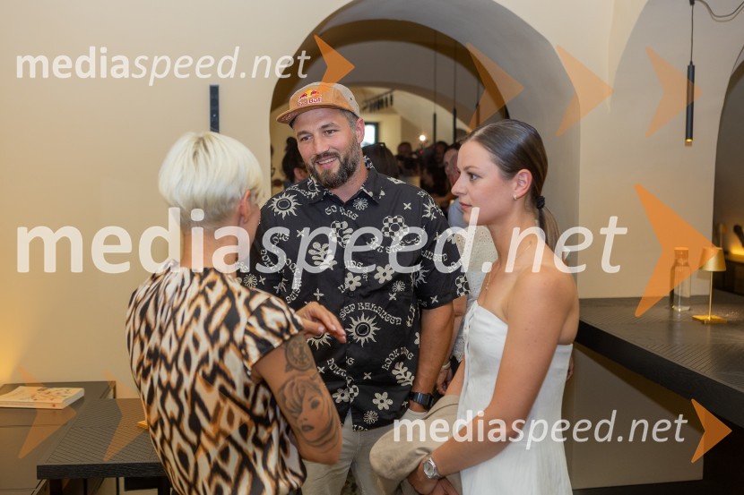  Lidija Lunežnik;  Filip Flisar, nekdanji smučar prostega sloga in lastnik blagovne znamke Pohorska šunka;  Sara Domajnko, deskarka na sneguPrvo medeno žganje na svetu iz pol stoletja starega medu predstavili v Mariboru