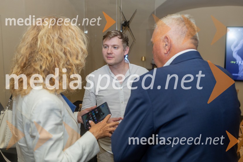  Aleksander Legen, direktor podjetja Atelje VirtuaPrvo medeno žganje na svetu iz pol stoletja starega medu predstavili v Mariboru