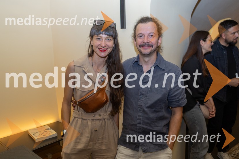 Prvo medeno žganje na svetu iz pol stoletja starega medu predstavili v Mariboru