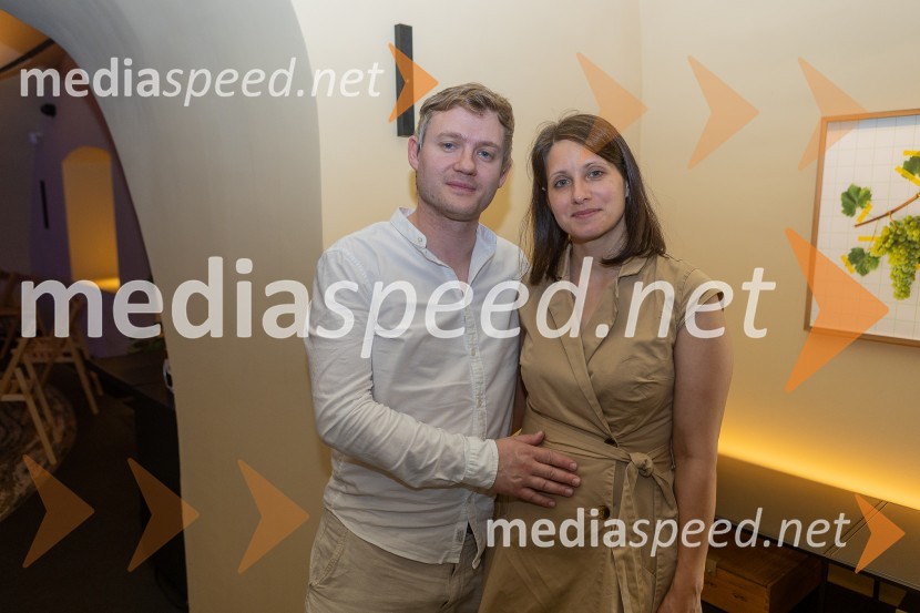  Aleksander Legen, direktor podjetja Atelje Virtua;  ... Prvo medeno žganje na svetu iz pol stoletja starega medu predstavili v Mariboru