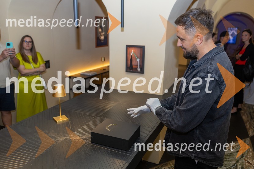  Goran Radinović, oblikovalec znamke in kreativni direktor agencije AritmijaPrvo medeno žganje na svetu iz pol stoletja starega medu predstavili v Mariboru