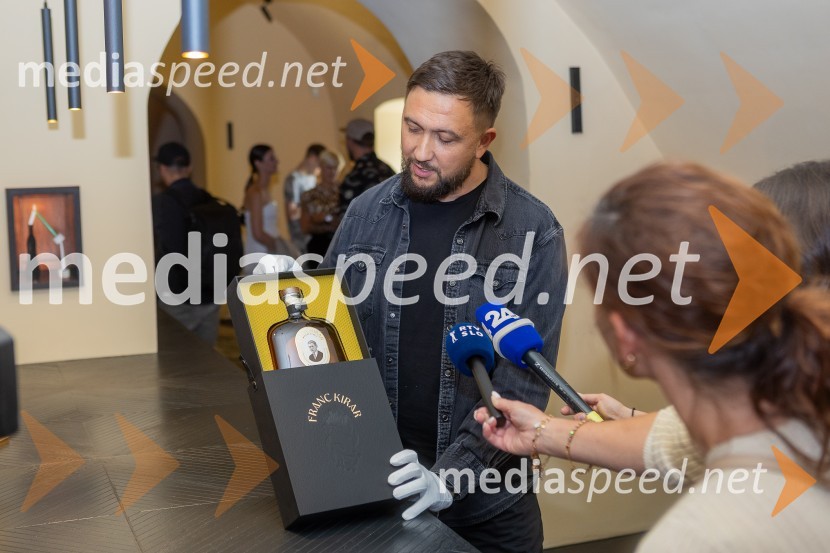  Goran Radinović, oblikovalec znamke in kreativni direktor agencije AritmijaPrvo medeno žganje na svetu iz pol stoletja starega medu predstavili v Mariboru