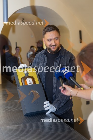  Goran Radinović, oblikovalec znamke in kreativni direktor agencije AritmijaPrvo medeno žganje na svetu iz pol stoletja starega medu predstavili v Mariboru