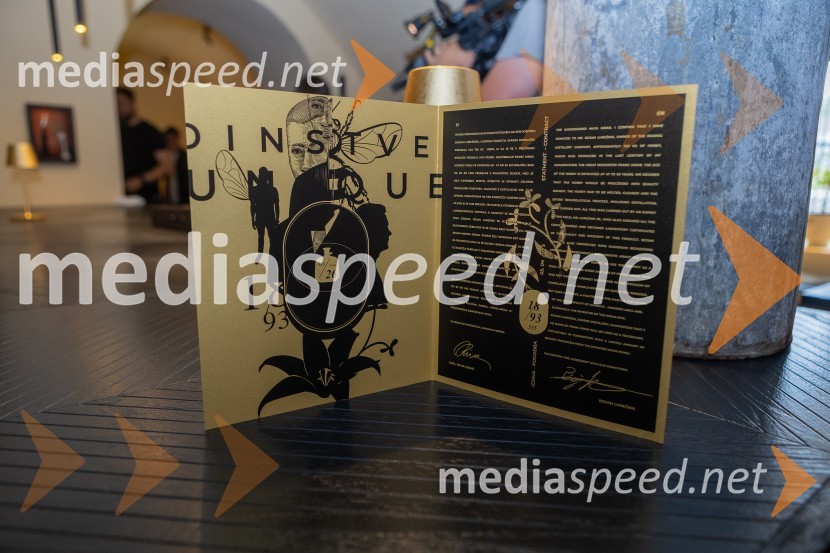 Prvo medeno žganje na svetu iz pol stoletja starega medu predstavili v Mariboru