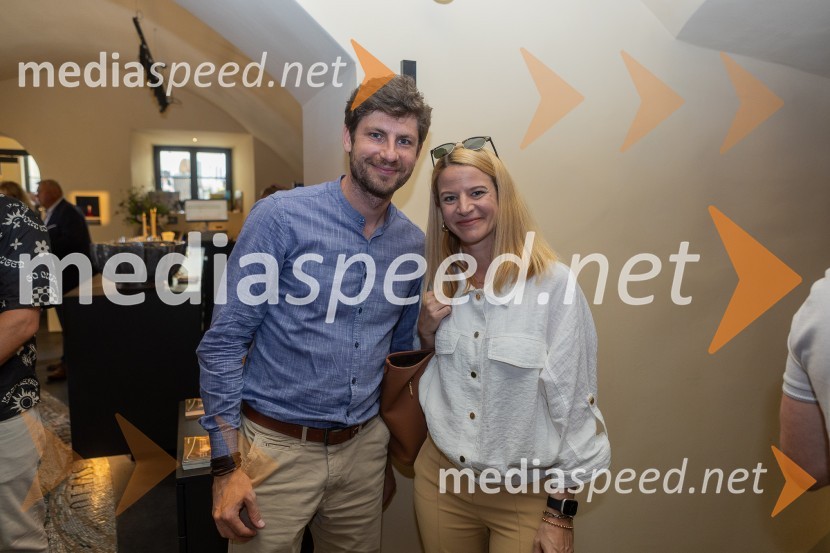 Prvo medeno žganje na svetu iz pol stoletja starega medu predstavili v Mariboru