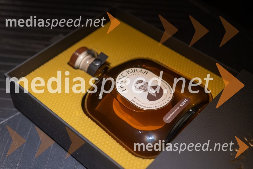 Prvo medeno žganje na svetu iz pol stoletja starega medu predstavili v Mariboru