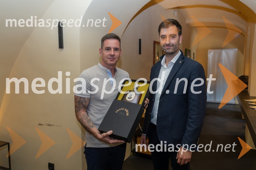  Bojan Lunežnik, avtor prrojekta Medeno žganje, mojster destilacije;  ... Prvo medeno žganje na svetu iz pol stoletja starega medu predstavili v Mariboru