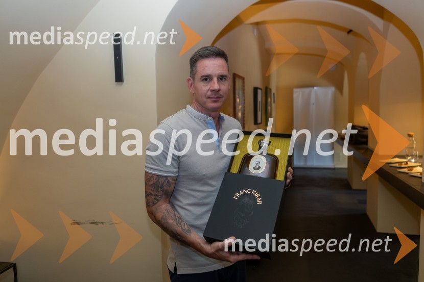  Bojan Lunežnik, avtor prrojekta Medeno žganje, mojster destilacijePrvo medeno žganje na svetu iz pol stoletja starega medu predstavili v Mariboru