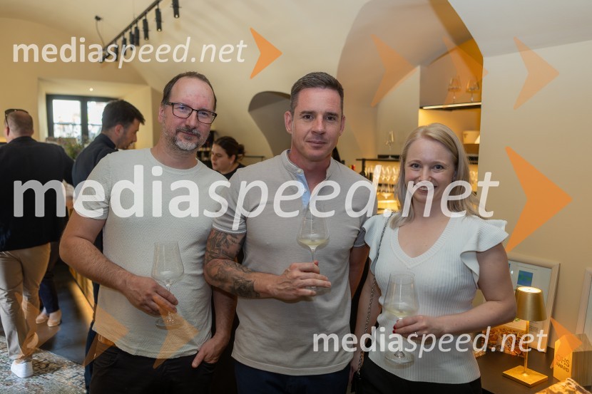  Jure Brložnik, Restavracija Miza za štiri;  Bojan Lunežnik, avtor prrojekta Medeno žganje, mojster destilacije;  Maja Miška Brložnik, Restavracija Miza za štiriPrvo medeno žganje na svetu iz pol stoletja starega medu predstavili v Mariboru