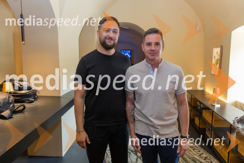  Goran Radinović, oblikovalec znamke in kreativni direktor agencije Aritmija;  Bojan Lunežnik, avtor prrojekta Medeno žganje, mojster destilacijePrvo medeno žganje na svetu iz pol stoletja starega medu predstavili v Mariboru