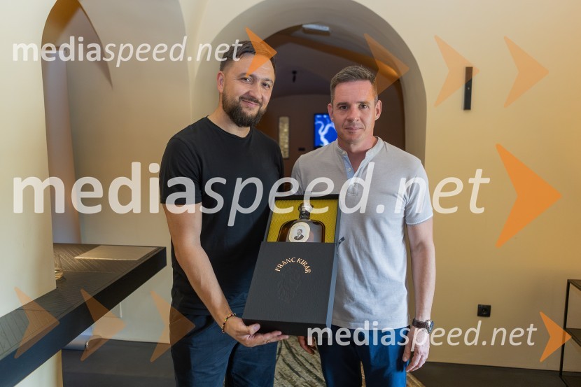  Goran Radinović, oblikovalec znamke in kreativni direktor agencije Aritmija;  Bojan Lunežnik, avtor prrojekta Medeno žganje, mojster destilacijePrvo medeno žganje na svetu iz pol stoletja starega medu predstavili v Mariboru