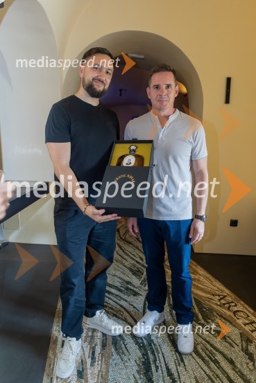  Goran Radinović, oblikovalec znamke in kreativni direktor agencije Aritmija;  Bojan Lunežnik, podjetnik in destilarPrvo medeno žganje na svetu iz pol stoletja starega medu predstavili v Mariboru