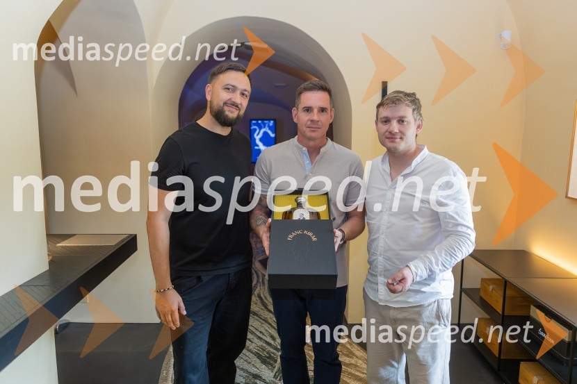  Goran Radinović, oblikovalec znamke in kreativni direktor agencije Aritmija;  Bojan Lunežnik, avtor prrojekta Medeno žganje, mojster destilacije;  Aleksander Legen, direktor podjetja Atelje VirtuaPrvo medeno žganje na svetu iz pol stoletja starega medu predstavili v Mariboru