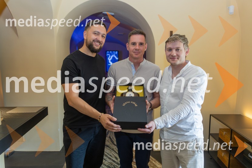  Goran Radinović, oblikovalec znamke in kreativni direktor agencije Aritmija;  Bojan Lunežnik, avtor prrojekta Medeno žganje, mojster destilacije;  Aleksander Legen, direktor podjetja Atelje VirtuaPrvo medeno žganje na svetu iz pol stoletja starega medu predstavili v Mariboru