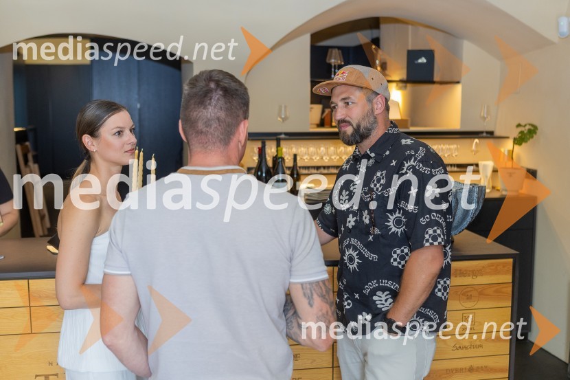  Sara Domajnko, deskarka na snegu;  Bojan Lunežnik, avtor prrojekta Medeno žganje, mojster destilacije;  Filip Flisar, nekdanji smučar prostega sloga in lastnik blagovne znamke Pohorska šunkaPrvo medeno žganje na svetu iz pol stoletja starega medu predstavili v Mariboru