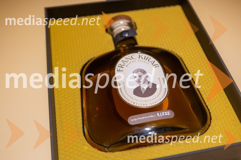 Prvo medeno žganje na svetu iz pol stoletja starega medu predstavili v Mariboru