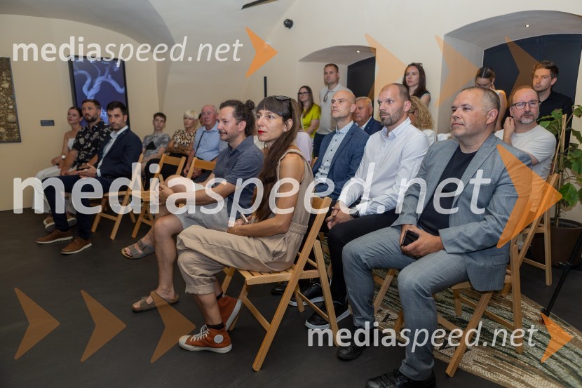  ... ;  ... ;  Jure Struc, direktor, Zavod za turizem MariborPrvo medeno žganje na svetu iz pol stoletja starega medu predstavili v Mariboru