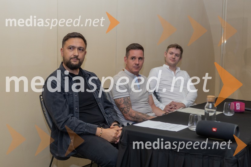  Goran Radinović, oblikovalec znamke in kreativni direktor agencije Aritmija;  Bojan Lunežnik, avtor prrojekta Medeno žganje, mojster destilacije;  Aleksander Legen, direktor podjetja Atelje VirtuaPrvo medeno žganje na svetu iz pol stoletja starega medu predstavili v Mariboru