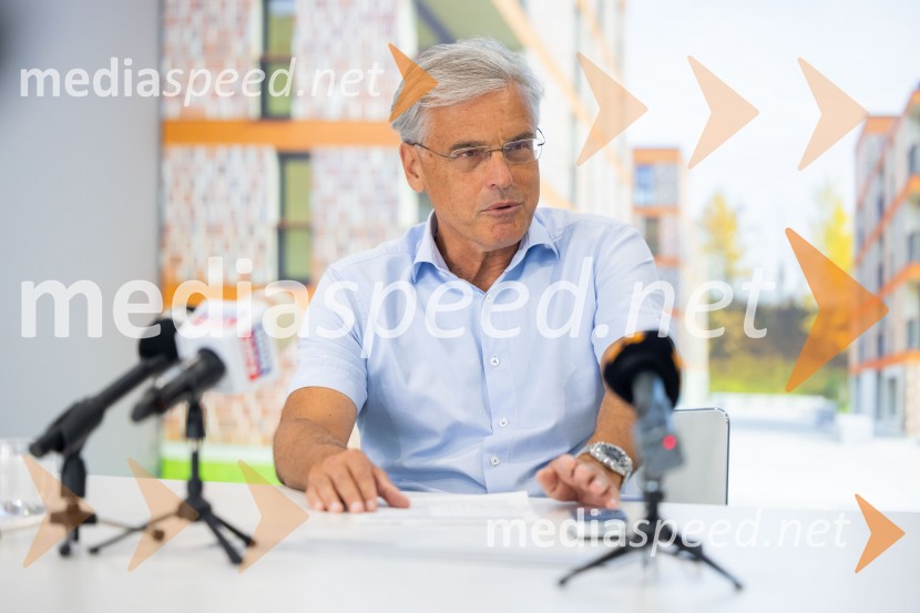  Črtomir Remec, direktor Stanovanjskega skladaNovinarska konferenca Stanovanjskega sklada RS: Stanje gradbenih projektov in odprava napak