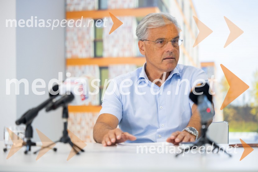  Črtomir Remec, direktor Stanovanjskega skladaNovinarska konferenca Stanovanjskega sklada RS: Stanje gradbenih projektov in odprava napak