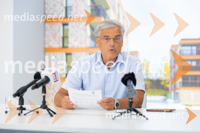  Črtomir Remec, direktor Stanovanjskega skladaNovinarska konferenca Stanovanjskega sklada RS: Stanje gradbenih projektov in odprava napak