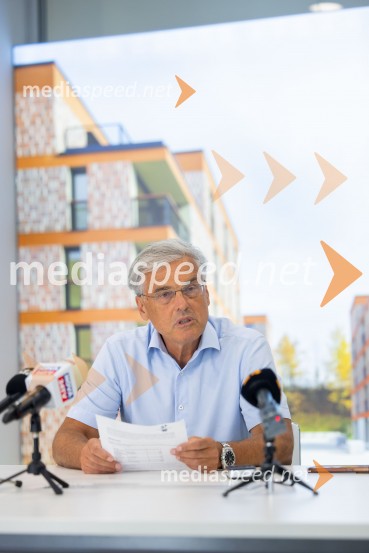  Črtomir Remec, direktor Stanovanjskega skladaNovinarska konferenca Stanovanjskega sklada RS: Stanje gradbenih projektov in odprava napak