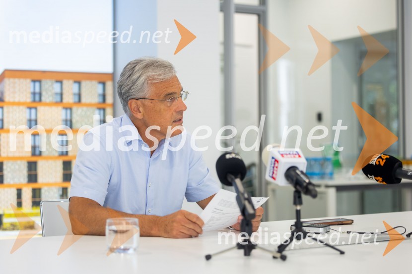  Črtomir Remec, direktor Stanovanjskega skladaNovinarska konferenca Stanovanjskega sklada RS: Stanje gradbenih projektov in odprava napak