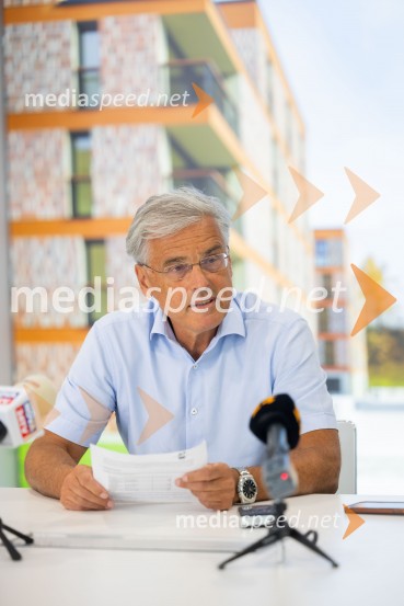  Črtomir Remec, direktor Stanovanjskega skladaNovinarska konferenca Stanovanjskega sklada RS: Stanje gradbenih projektov in odprava napak