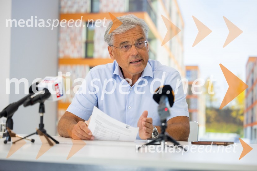  Črtomir Remec, direktor Stanovanjskega skladaNovinarska konferenca Stanovanjskega sklada RS: Stanje gradbenih projektov in odprava napak