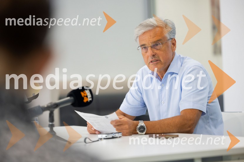  Črtomir Remec, direktor Stanovanjskega skladaNovinarska konferenca Stanovanjskega sklada RS: Stanje gradbenih projektov in odprava napak