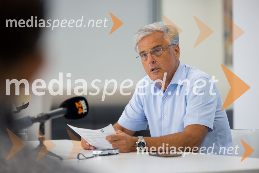  Črtomir Remec, direktor Stanovanjskega skladaNovinarska konferenca Stanovanjskega sklada RS: Stanje gradbenih projektov in odprava napak