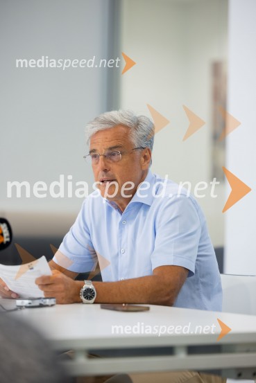  Črtomir Remec, direktor Stanovanjskega skladaNovinarska konferenca Stanovanjskega sklada RS: Stanje gradbenih projektov in odprava napak