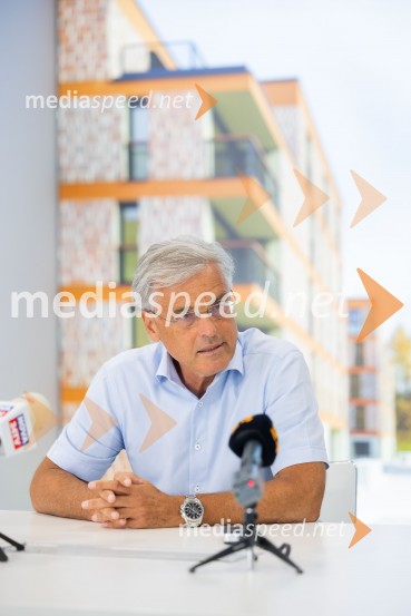  Črtomir Remec, direktor Stanovanjskega skladaNovinarska konferenca Stanovanjskega sklada RS: Stanje gradbenih projektov in odprava napak