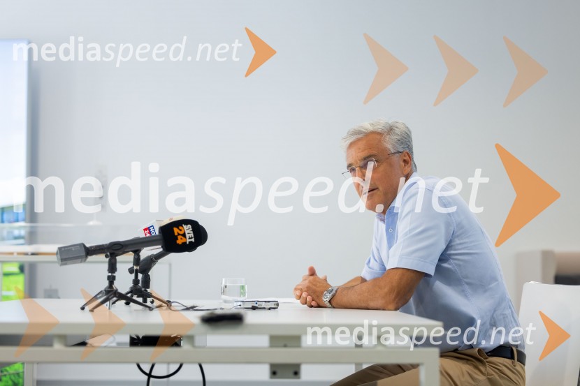  Črtomir Remec, direktor Stanovanjskega skladaNovinarska konferenca Stanovanjskega sklada RS: Stanje gradbenih projektov in odprava napak